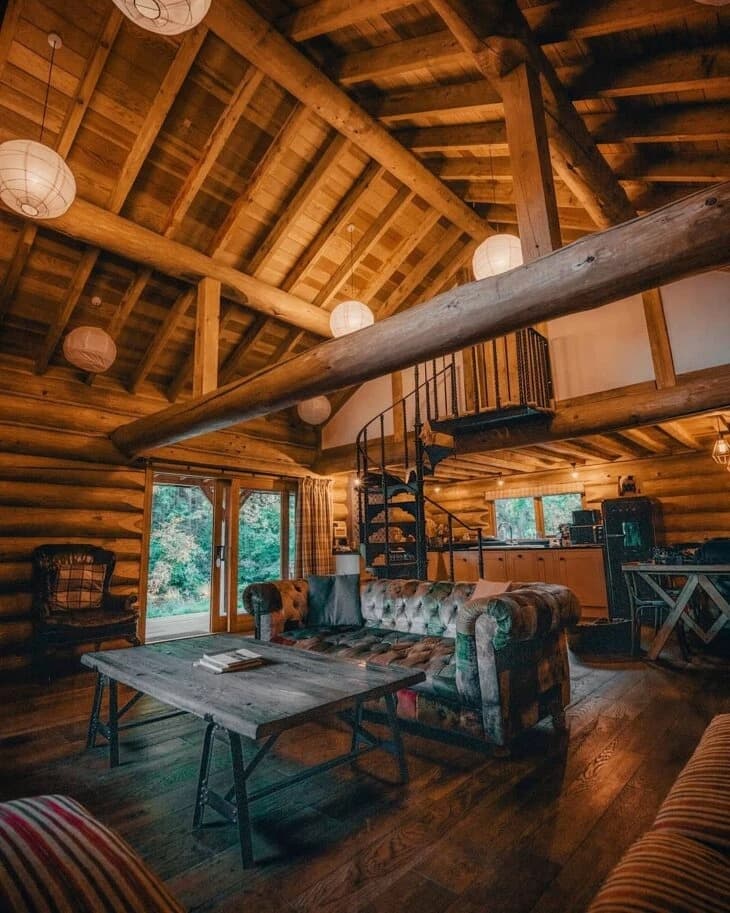 Interior de chalé rústico com sofá